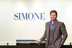 Ο Πρόεδρος της Simone Development Companies Joseph Simone λέει ότι η εταιρεία του διαφοροποιεί το μείγμα ενοικιαστών των εμπορικών κέντρων για να ταιριάζει σε σύγχρονους καταναλωτές
