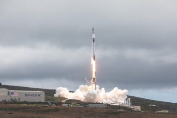 SpaceX maandub 200. raketi pärast starti 72 väikese satelliidiga