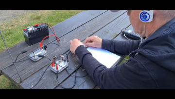 Spy Radio Setup erhält eine winzige Stromversorgung für den Feldeinsatz