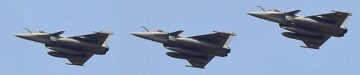 Drei indische Rafale-Kampfflugzeuge nehmen mit Premierminister Modi als Hauptgast an der französischen Bastille-Parade teil