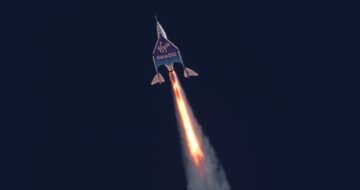 تحدد Virgin Galactic موعدًا وتعلن عن طاقم أول رحلة تجارية لـ SpaceShipTwo