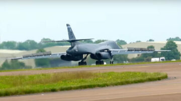 RAF Fairford에서 이륙하는 B-1 랜서 폭격기 중단을 지켜보십시오.