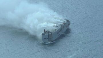 Tovorna ladja s 500 električnimi vozili zagori na morju - urad v Detroitu