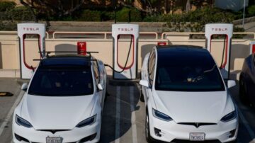 Elon Musk convenció a la industria para cargar los autos a su manera y los dueños de Tesla son los mayores ganadores - Autoblog
