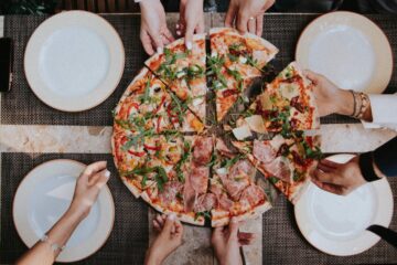 Angażowanie kibiców: zachęcanie do udziału w zbiórce pieniędzy na pizzę opalaną węglem Anthony's — GroupRaise