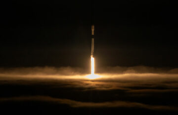 Falcon 9 пробивається крізь туман під час першого запуску на Західному узбережжі супутників другого покоління Starlink
