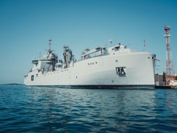 Den franske flåde modtager det første nye forsyningsskib under program med Italien