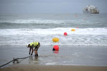سمندری فرش ڈرون گیراج؟ اٹلی اہم کیبلز کی حفاظت کے لیے نئی ٹیکنالوجی کا وزن کرتا ہے۔