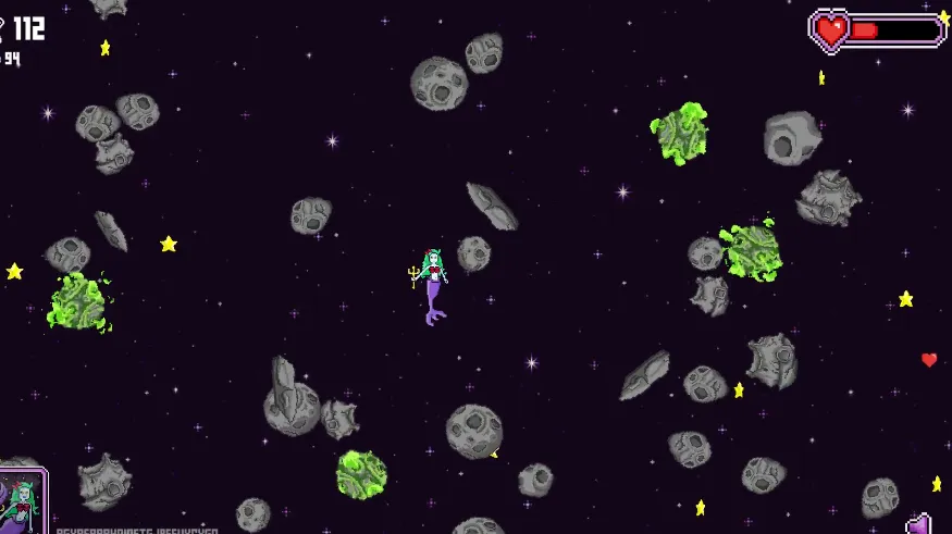 Skärmdump av Space Mermaids-spel som visar 2D-spelskärm i retrostil med lila-svart rymdbakgrund. En pixlad sjöjungfru svävar på skärmen medan gråa asteroider och gula stjärnor omger henne. Ett rött hälsofält visas i det övre högra hörnet, vilket indikerar låg hälsa.