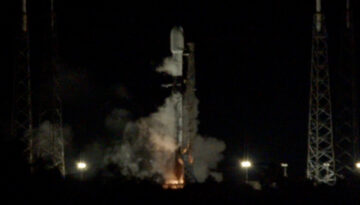 SpaceX запускает ракету-носитель Falcon 9 после запуска в последнюю минуту