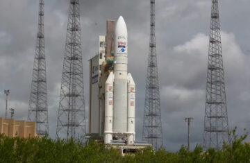 Son Avrupa Ariane 5 roketi, son geri sayımı için fırlatma rampasına ulaştı