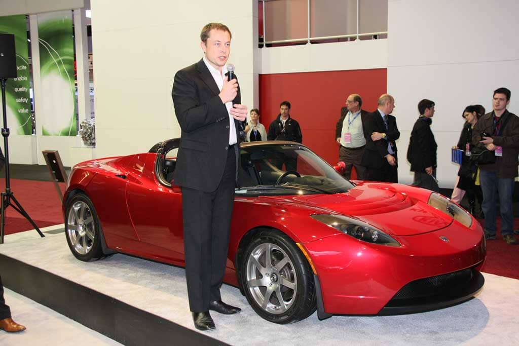 Le fondateur de Tesla Motors, Elon Musk, illustré ici avec le Tesla Roadster.