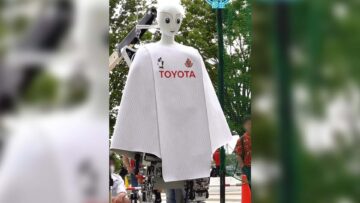 قامت شركة تويوتا ببناء روبوت مستقل يعمل بالهيدروجين لركل كرات كرة القدم