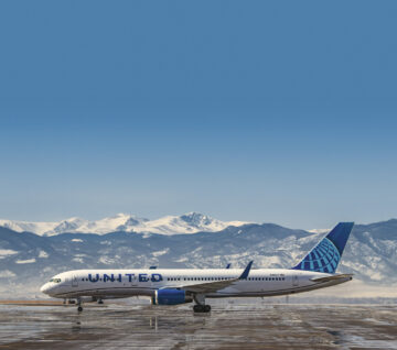 CEO United Airlines meminta maaf karena menerbangkan jet pribadi ketika maskapai membatalkan ribuan penerbangan