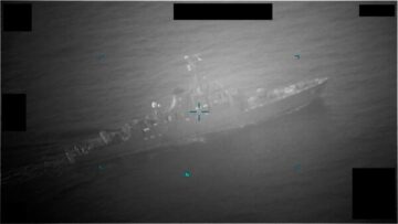 Den amerikanske flåde siger, at iransk krigsskib affyrede tankskib