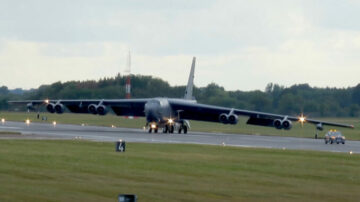 RAF Fairford에서 'Crabwalk' 동안 비스듬히 택싱하는 동안 B-52가 활주로 조명을 파괴하는 것을 지켜보십시오.