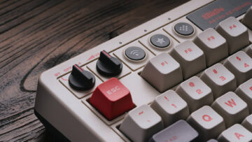 8BitDo के पहले कीबोर्ड में विशाल NES बटन शामिल हैं