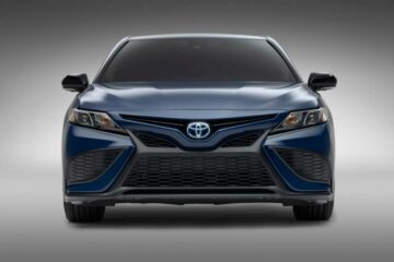 Tydzień z: Toyota Camry SE Hybrid Nightshade 2023 — biuro w Detroit