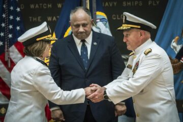 يتولى قائد البحرية بالوكالة قيادة أسطول على أعتاب تغييرات كبيرة