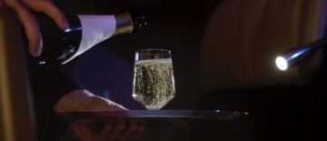 American Airlines preneha streči šampanjec v poslovnem razredu
