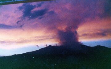 Sân bay Catania tạm thời đóng cửa do núi lửa Etna phun trào