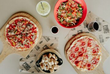 Caridade e Crostas Crocantes: Guia de arrecadação de fundos para pizza fresca do Pyro's Fire - GroupRaise