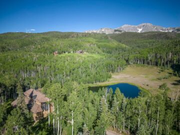 Peisajul montan din Colorado a determinat designul acestei case de fermă de 10.8 milioane de dolari din Telluride
