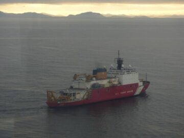 USCG komutanı, Aleutianlar yakınlarında devam eden ortak Çin-Rus deniz operasyonlarının bölgesel ABD varlığının arttırılması ihtiyacını vurguladığını söyledi