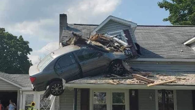 Fahrer schleudert Corolla in den zweiten Stock eines Hauses, und die Polizei sagt, es sei Absicht gewesen – Autoblog