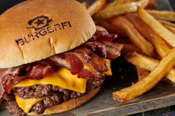 Erkundung der Signature-Angebote: Hervorhebung der ikonischen Menüpunkte von BurgerFi – GroupRaise
