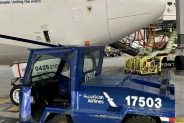 Un véhicule terrestre percute un Boeing 737-900 d'United Airlines alors qu'il était stationné à Chicago, aux États-Unis.