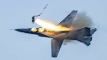 Incredibili scatti mostrano i piloti che si espellono dal MiG-23 durante un'esibizione aerea in Michigan - The Aviationist