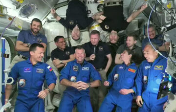 국제 승무원이 SpaceX Dragon Endurance를 타고 우주 정거장에 도착합니다.