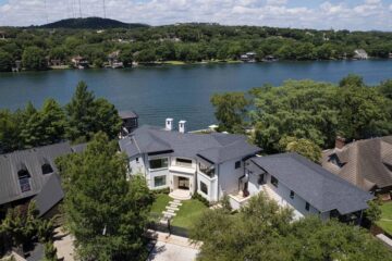 Moderne Austin Home tilbyder Prime Lakeside Living Set Against A By Backdrop