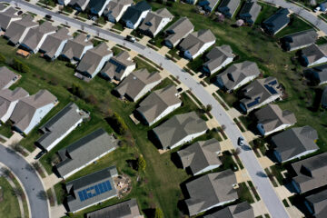 La domanda di mutui da parte degli acquirenti di case scende al minimo di 28 anni mentre i tassi di interesse salgono