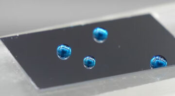 Lớp phủ nano mỏng 'giống chất lỏng' có thể mở đường cho một thế giới 'tự làm sạch'