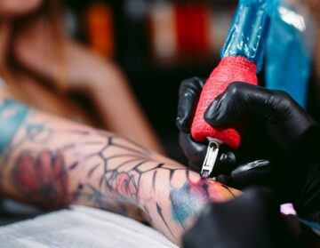 Nanoscale tattoos for tracking the health of individual cells