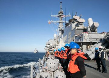 De marine verlengt de levensduur van nog eens vier torpedobootjagers