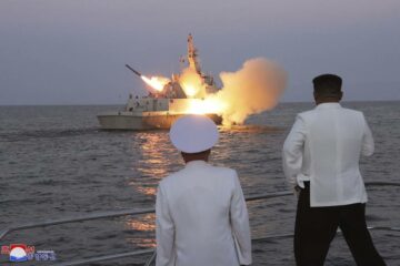 Nordkorea affyrer krydsermissiler, mens USA og Sydkorea affyrer øvelser