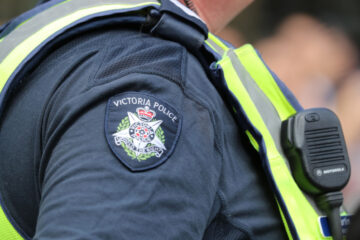 पुलिस ने अवैध मेलबर्न कैसीनो भंडाफोड़ में पूर्व-क्राउन स्टाफ को पकड़ा
