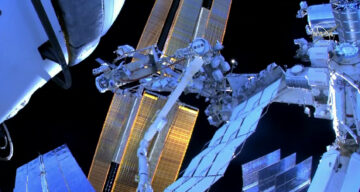Ryska kosmonauter gör rymdpromenad vid den internationella rymdstationen