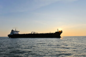 Russisk olie skiftede mellem tankskibe fra spansk enklave efter fire måneders pause
