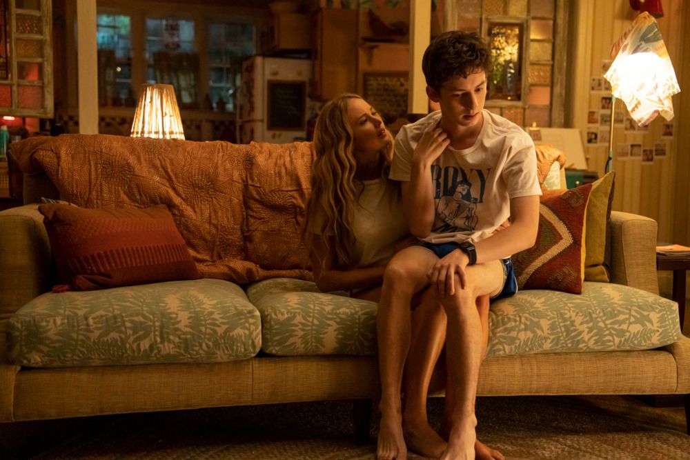在电影《No Hard Feelings》中，詹妮弗·劳伦斯 (Jennifer Lawrence) 坐在沙发上，安德鲁·巴斯·费尔德曼 (Andrew Barth Feldman) 尴尬地坐在她的腿上。