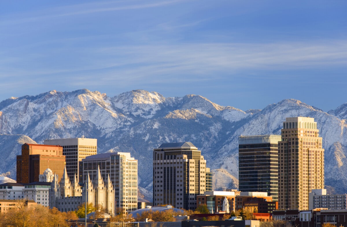 Salt Lake City met besneeuwde berg