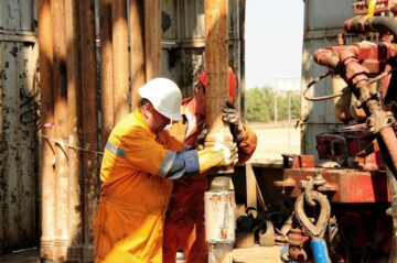WTI struggles above $81.00 despite huge US Oil inventory draw, fears from Idalia, Saola