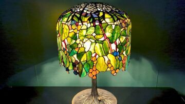 Et kig ind i den arbejdsintensive proces med at lave en lampe i Tiffany-stil #ArtTuesday