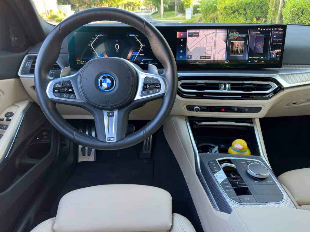 2023 BMW 330e sisusta