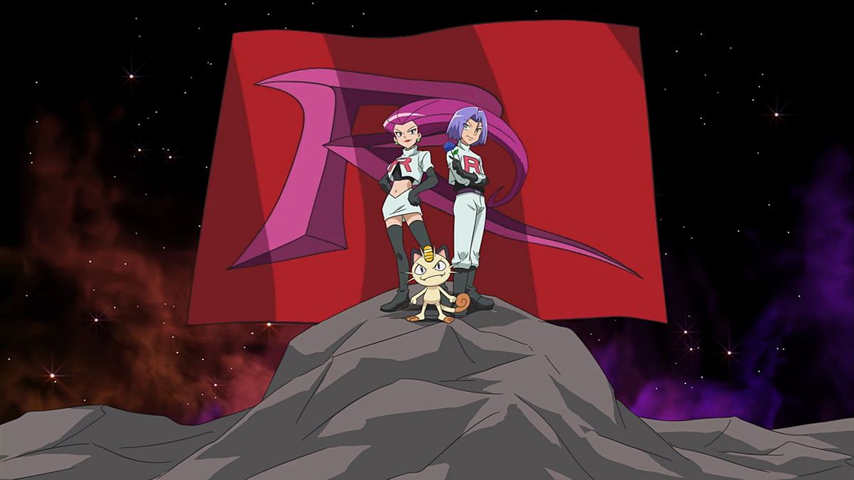 Il Team Rocket, nelle loro uniformi bianche, posa davanti a una gigantesca bandiera rossa con una R fucsia sopra nella serie Pokémon.