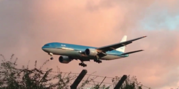 Ballon flyver ind i motoren på KLM Boeing 777 under landing, bane lukket