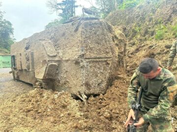 Colombian armoured Titán survives IED attack